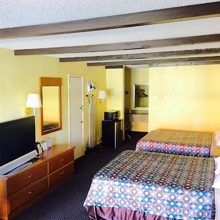 ทราเวลลอดจ์ นิว บรันเฟลส์ Motel นิวบราวน์เฟลส์ ภายนอก รูปภาพ