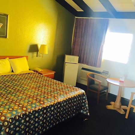 ทราเวลลอดจ์ นิว บรันเฟลส์ Motel นิวบราวน์เฟลส์ ภายนอก รูปภาพ