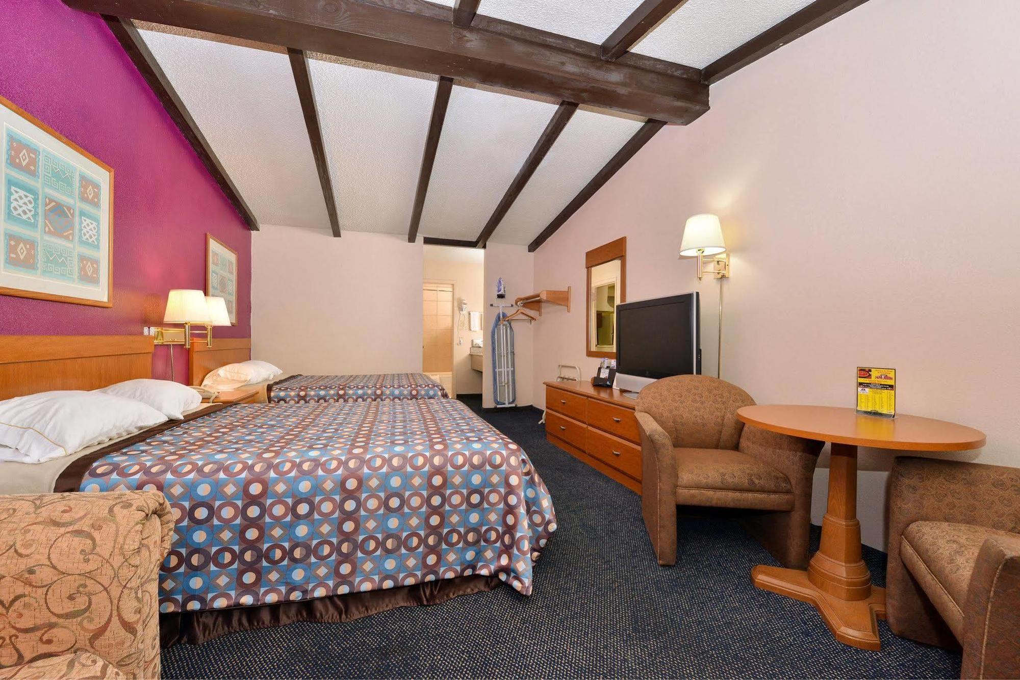 ทราเวลลอดจ์ นิว บรันเฟลส์ Motel นิวบราวน์เฟลส์ ภายนอก รูปภาพ