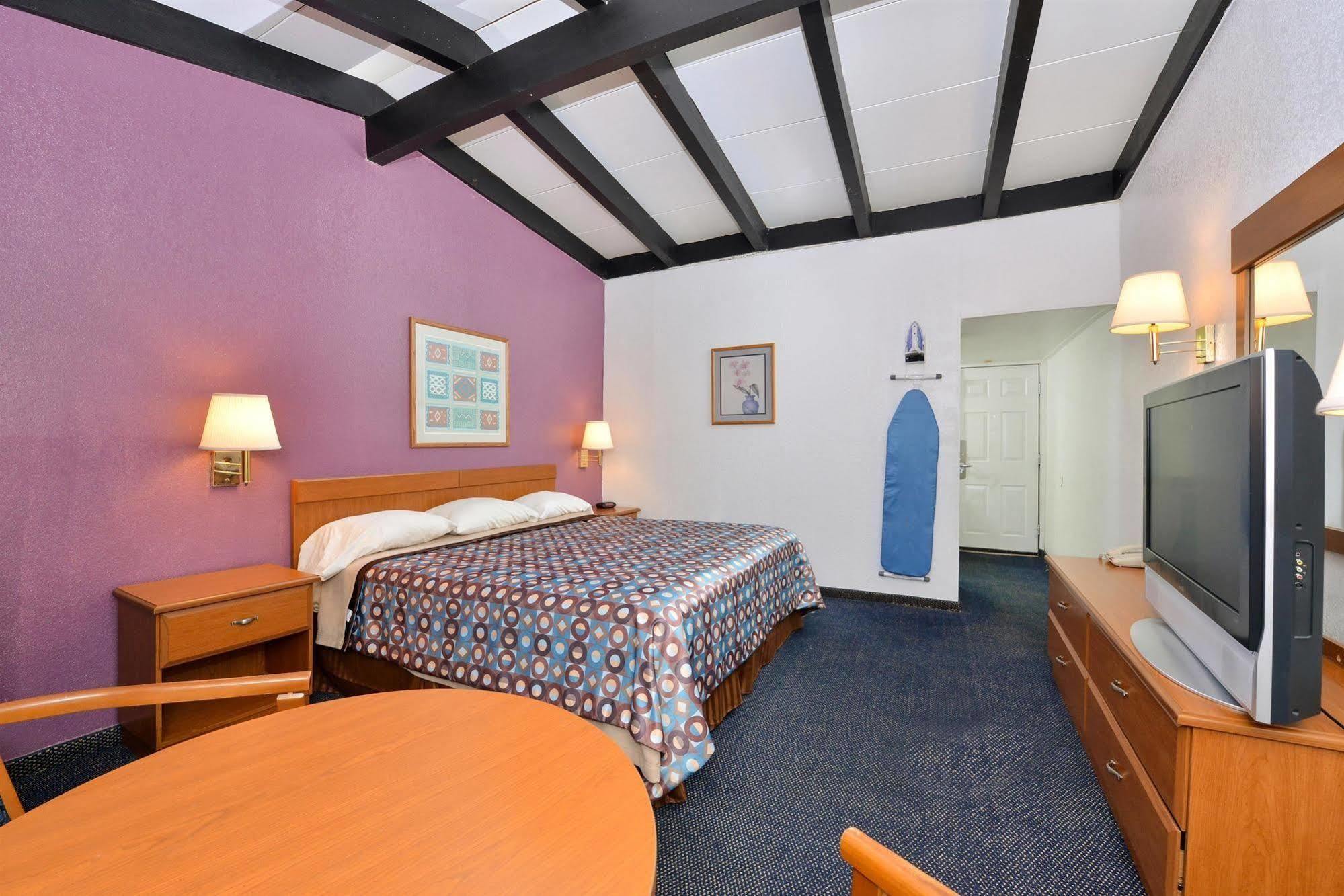 ทราเวลลอดจ์ นิว บรันเฟลส์ Motel นิวบราวน์เฟลส์ ภายนอก รูปภาพ